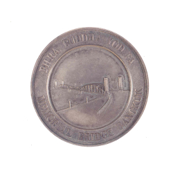 เหรียญที่ระลึกในการสร้างสะพานพระพุทธยอดฟ้าของบริษัท ดอร์แมน ลอง (ด้านหน้า)